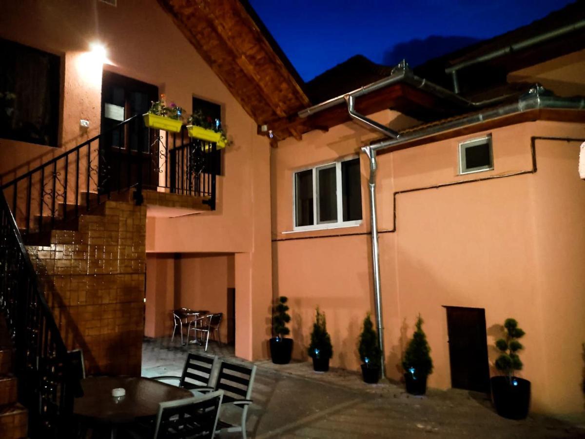 Calypso Rooms Făgăraş Extérieur photo